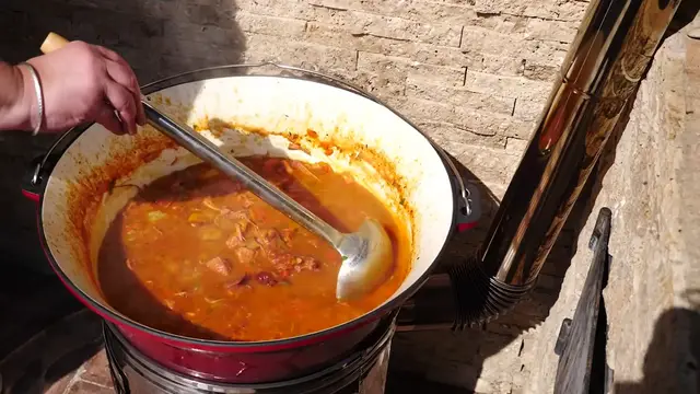 'Video thumbnail for Bográcsos unguresc (ceaun, bograci) cu carne și cartofi la foc de lemne, la cătlan | Savori Urbane'