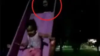 'Video thumbnail for Uma mãe em choque depois de ver uma figura fantasmagórica empurrando sua filha por um escorregador'