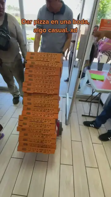 'Video thumbnail for  Dieron pizza en su boda y fueron criticados por sus amigos invitados'