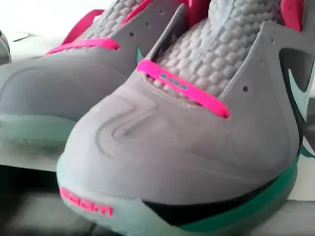 'Video thumbnail for Lebron 9 southbeach, foamposite pewter'