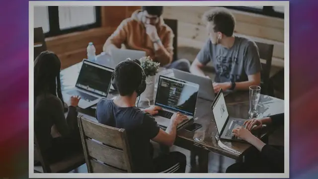 'Video thumbnail for Anziehung zwischen Kollegen – Wenn es im Job funkt'