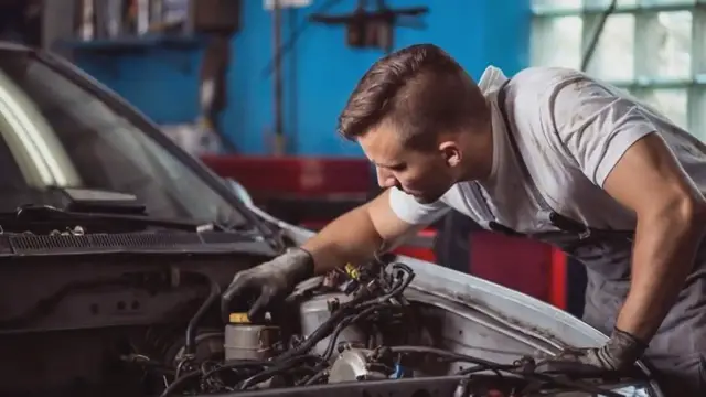 'Video thumbnail for 6 Étapes Essentielles pour Entretenir Votre Voiture'
