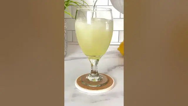 'Video thumbnail for LIMONCELLO SPRITZ - #limoncellospritz #limoncello'
