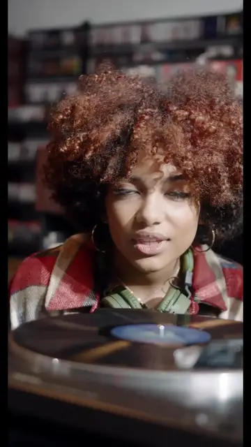 'Video thumbnail for Mother Earth Radio: Il suono puro del vinile nell'era digitale'