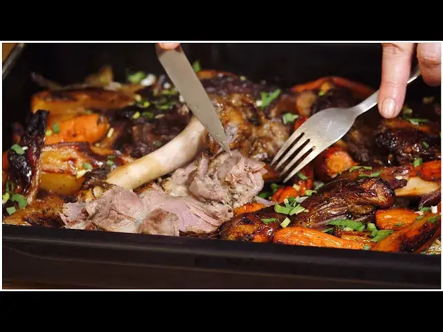 'Video thumbnail for Miel în stil libanez (marinat cu iaurt și usturoi) - friptură la cuptor cu legume | Savori Urbane'