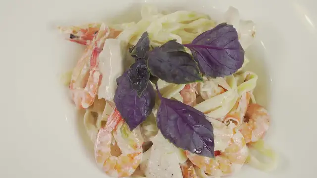 'Video thumbnail for Creamy Slow Cooker Chicken Alfredo: Comfort Food Made Easy'