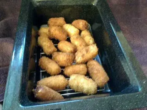 'Video thumbnail for How to Roll Chicken Croquettas or Chicken Croquettes'