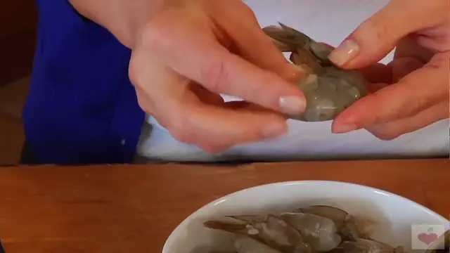 'Video thumbnail for How To Peel And Devein Shrimp (720p 30fps)'