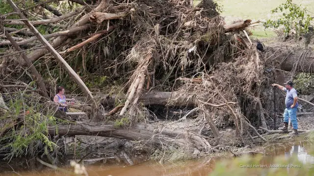 'Video thumbnail for Mexican volunteers help Texas with rescue efforts in wake of deadly flooding'