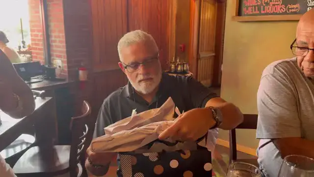'Video thumbnail for Padrastro Llora Cuando Hijastra Pregunta Si La Acompañará Al Altar Con Papá Biológico '
