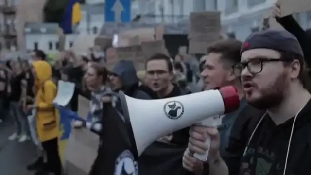'Video thumbnail for Zelensky, moving to defuse crisis, restores power of anti-graft agencies'