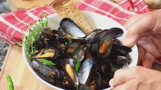 'Video thumbnail for Steamed Mussels in White Wine '