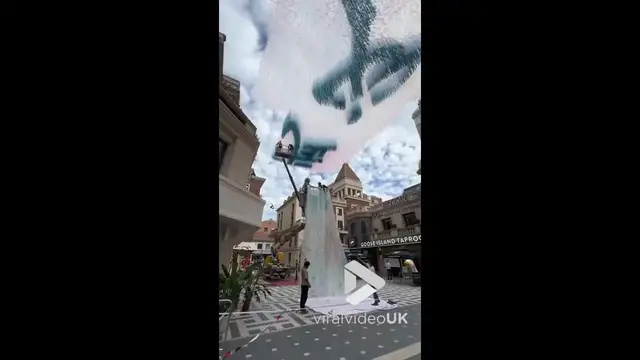 'Video thumbnail for VV4986 Floating print banner amazes passers-by'