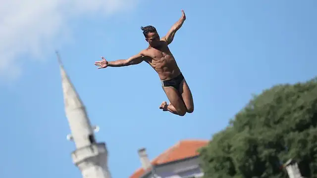'Video thumbnail for Old bridge in Mostar hosts 459th annual jump'