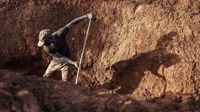 'Video thumbnail for Small-scale gold miners in Senegal use mercury despite health risks'
