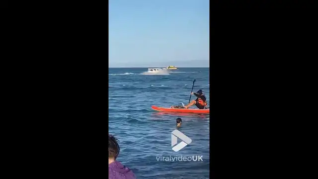 'Video thumbnail for VV4987 White Mercedes-Benz G-Class floats on water'