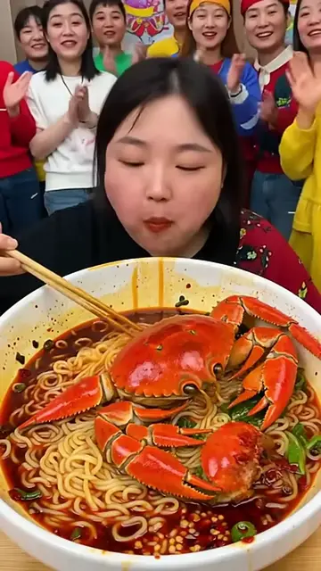 'Video thumbnail for Chubby Chinese Girl Eats Giant Lobster & Spicy Noodles | ASMR Mukbang Fest! モッパン 中国'