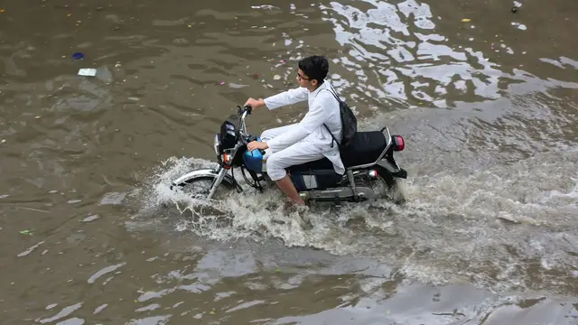 'Video thumbnail for Monsoon floods wreak havoc in Pakistan as melting glaciers worsen climate impact'