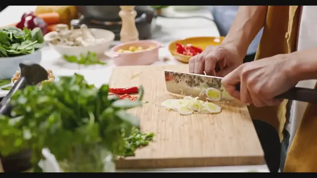 'Video thumbnail for Garlic: The Unexpected Bathroom Cleaning Superstar'