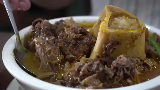 'Video thumbnail for Filipino STREET FOOD in The Philippines BEST Food City : BACOLOD + Bong Bong's Factory Tour!!'