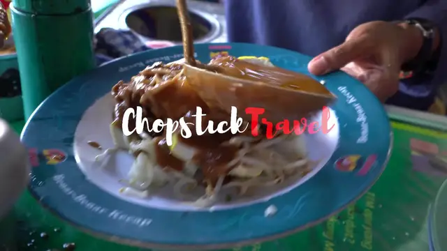 'Video thumbnail for Indonesia Street Food - BANDUNG'S BEST STREET FOOD GUIDE!! Golden Tofu + Batagor in West Java!'