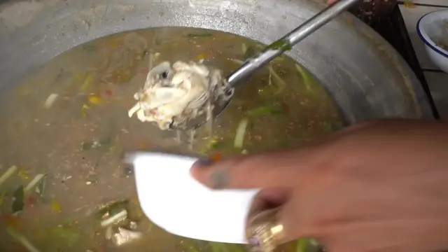 'Video thumbnail for 17 Filipino STREET FOODS Across The Philippines!! MANILA Pares, CEBU Lechon + BACOLOD Inasal'