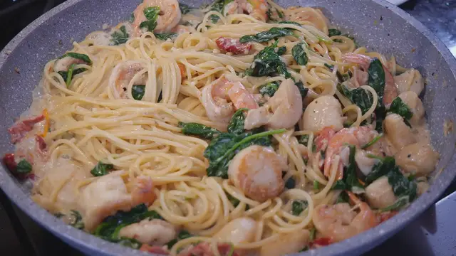 'Video thumbnail for Spaghetti with Shrimp and Scallops '