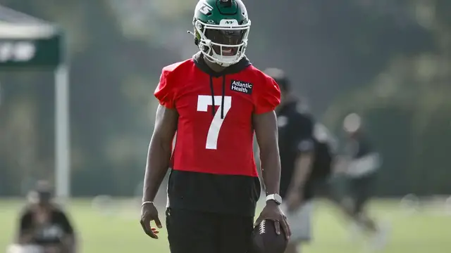 'Video thumbnail for Justin Fields Suffers Dislocated Toe in First Practice'