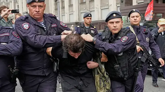 'Video thumbnail for New law to punish Russians who search online for 'extremist' content'