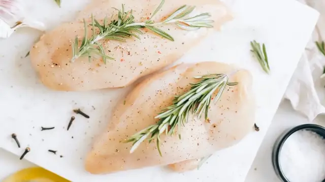 'Video thumbnail for Slow Cooker Mediterranean Chicken – Easy & Flavorful!'