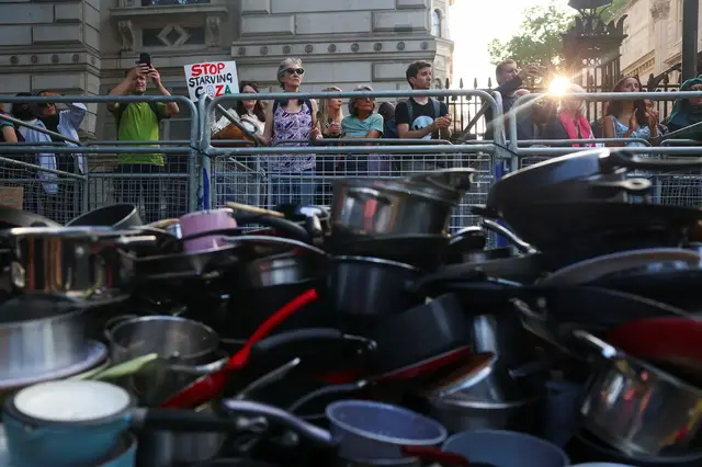 'Video thumbnail for Hundreds bang pots, pans in London in Gaza hunger crisis protest'