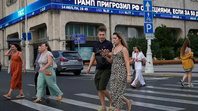 'Video thumbnail for Muscovites appear unconcerned by latest US threats of sanctions and weapons deliveries to Ukraine'