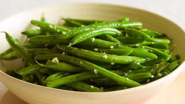 'Video thumbnail for Here's Why Restaurant Green Beans Always Taste So Good'