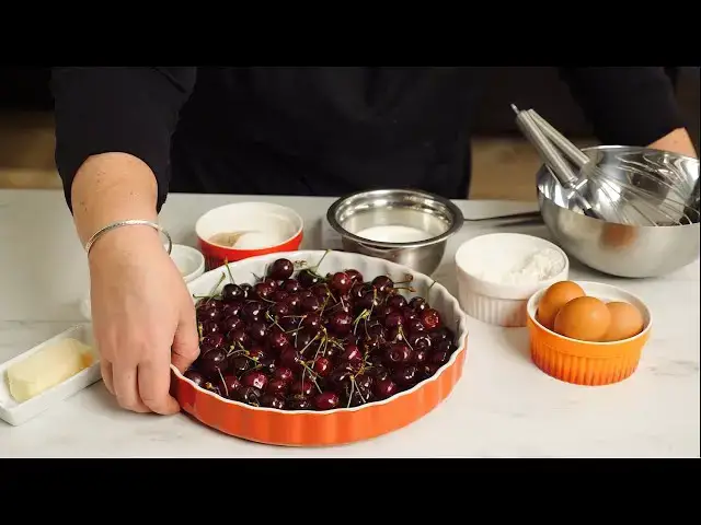 'Video thumbnail for Prăjitură simplă cu cireșe - clafoutis rețeta autentică franțuzească | Savori Urbane'