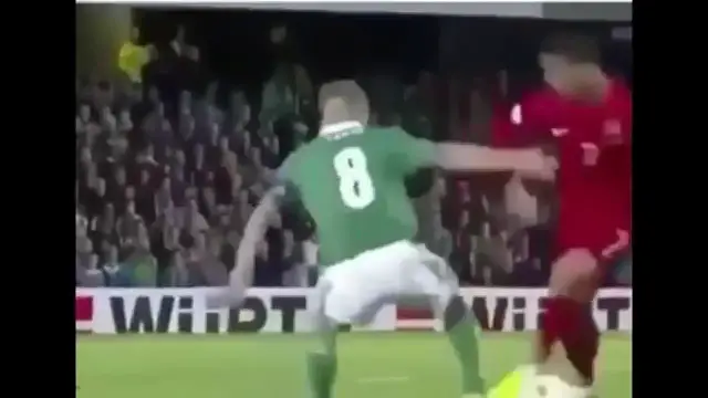 'Video thumbnail for رونالدو يكرر نفس مروغة رونالدينهو الرائعة                         ronaldo vs ronaldinho skills'