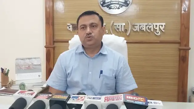 'Video thumbnail for बाघ की खाल पर बैठने का शौकीन है ट्राइबल विभाग का डिप्टी कमिश्नर '