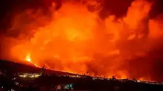'Video thumbnail for La Palma volcano eruption 5 Oct update: lava fountains, ash plume and lava flow'