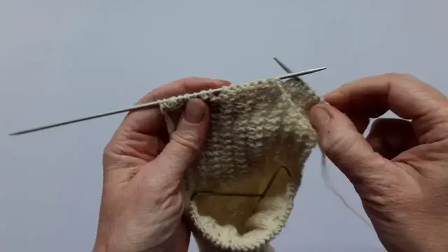 'Video thumbnail for Easy Cable Socks - Heel turn'