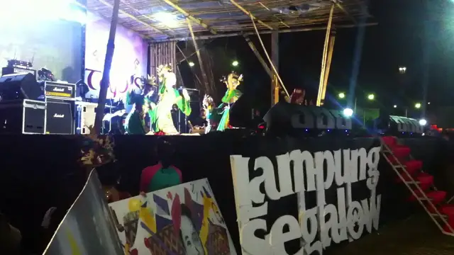 'Video thumbnail for Tari Kreasi Lampung Pada Pembukaan Tapis Evolution 2017'