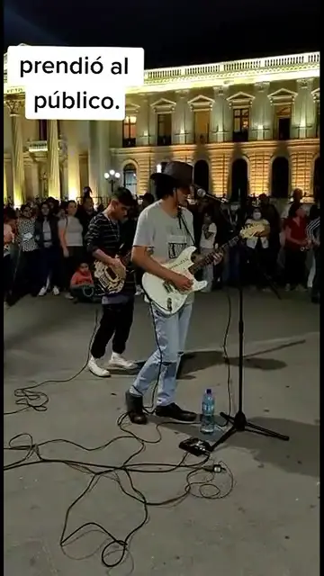 'Video thumbnail for Joven salvadoreño canta éxitos de Hombres G “Devuélveme a mi chica” en el Centro Histórico y enciende la noche'
