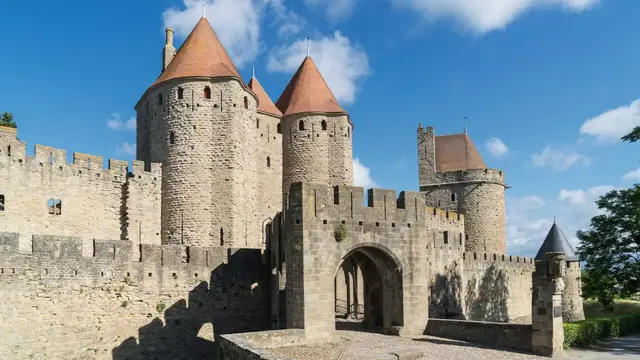 'Video thumbnail for Here's What It Was Really Like To Sleep In A Medieval Castle'