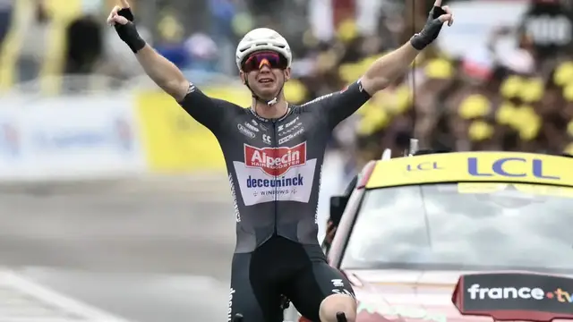 'Video thumbnail for Tour de France: Kaden Groves wins solo, peloton arrives in Paris'