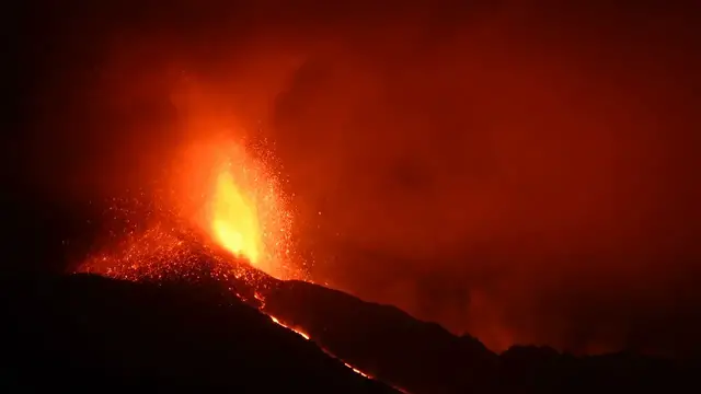 'Video thumbnail for La Palma volcano eruption 2021: 25-26 Sep - lava fountains'