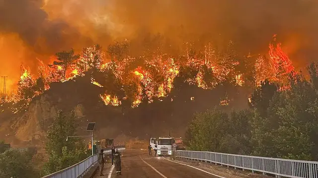 'Video thumbnail for Shifting winds trap fire crews in deadly wildfire in Turkey'