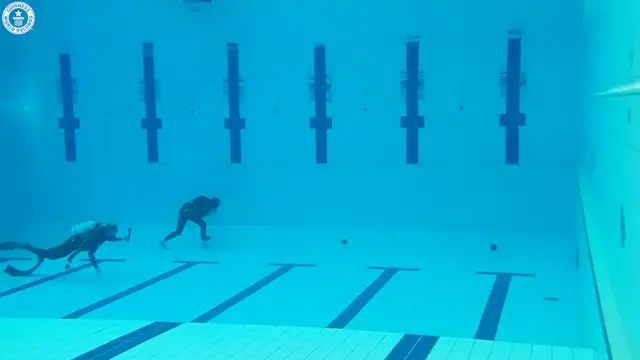 'Video thumbnail for Stanisław takes the longest underwater walk with one breath'
