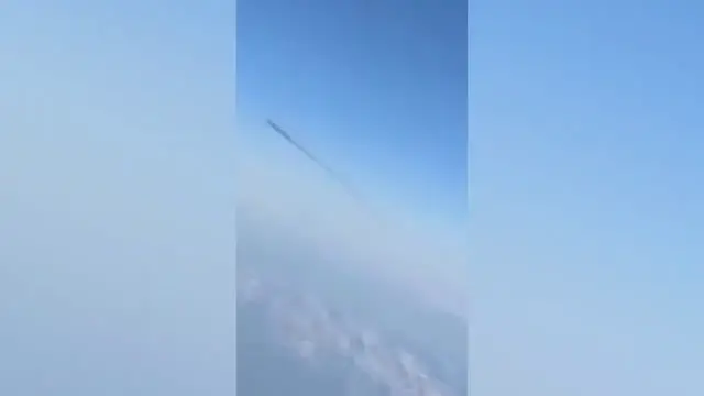 'Video thumbnail for Passageiro de um avião registra uma estranha criatura no céu, semelhante a tentáculos'