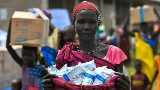 'Video thumbnail for WFP airdrops emergency food as violence in South Sudan forces thousands to flee'