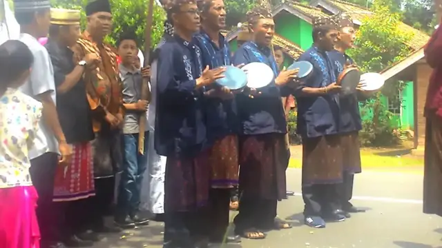'Video thumbnail for Budaya Lampung: Ngarak dan Pencak Silat Acara Pernikahan di Raja Basa Lama, Lampung Timur'