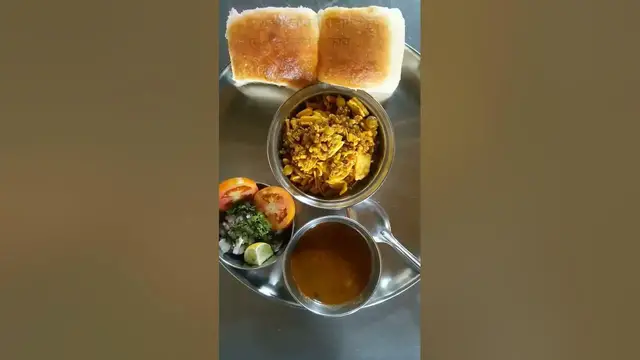 'Video thumbnail for इंदापूर रोडच्या हॉटेल अर्शिता मधील मिसळ, मोतीबाग, बारामती #baramati #मिसळ #मिसळपाव #baramatikar'