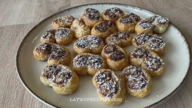 'Video thumbnail for Pyszna przekąska z ciasta francuskiego z nutellą i orzechami'
